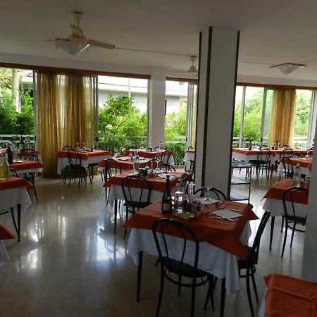 Hotel Ville De Paris Riccione Exterior foto