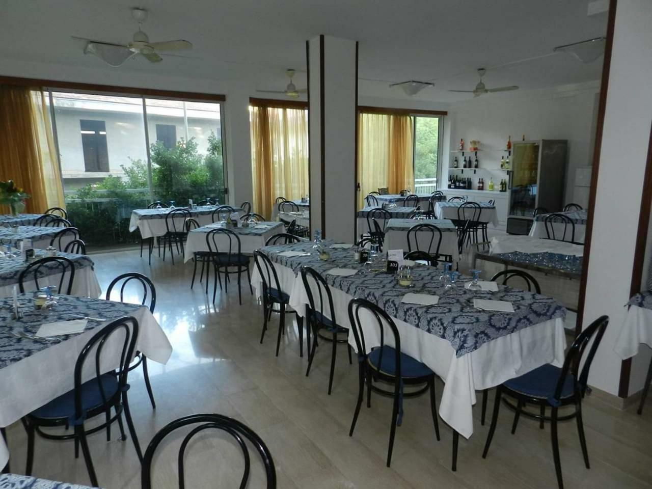 Hotel Ville De Paris Riccione Exterior foto